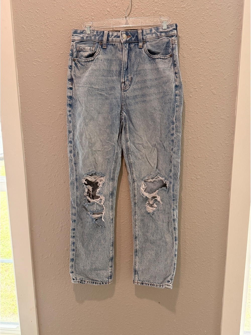 American Eagle Women's Light Wash Ripped Mom Jeans Size 4 Regular